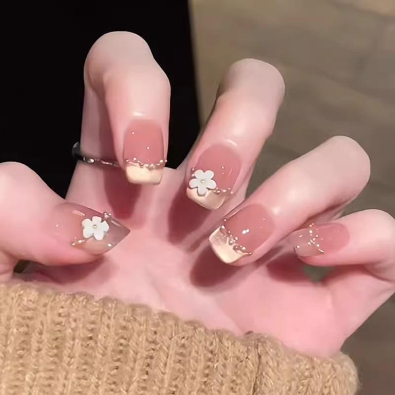 ネイルチップ 女性用 シンプル クリームカラー フレンチ風 小花柄 猫目デザイン 短め 方形 かわいい 気品 肌映え 手作り 着用式 花柄 ホワイト ナチュラル 軽量 耐久性 普段使い 指先ケア