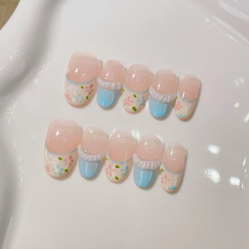 ネイルチップ 女性用 かわいい 甘め フレンチ 小清新 純欲風 楕円型 着用式 手描き 花柄 バラ チューリップ フラワー モチーフ 短め デザイン 貼り付け タイプ 軽量 仕上げ