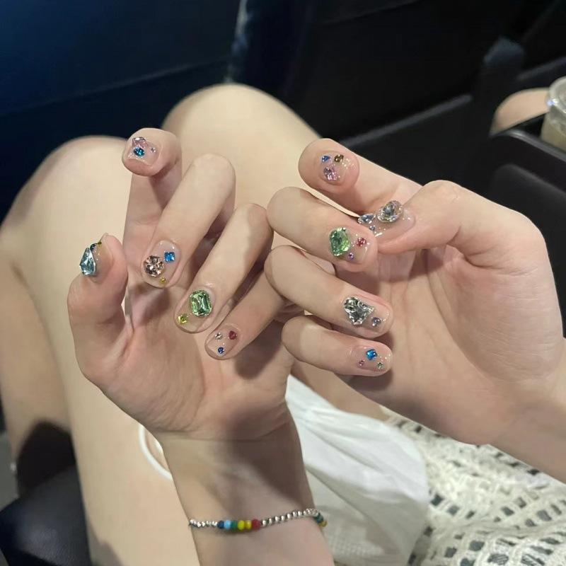 ネイルチップ 女性用 かわいい 宝石 モチーフ カラフル ジルコニア 装飾 超薄型 無痕 ステッカー 貼り付け タイプ 指先 アクセサリー ファッション アイテム 日常使い 可能 カジュアル スタイル