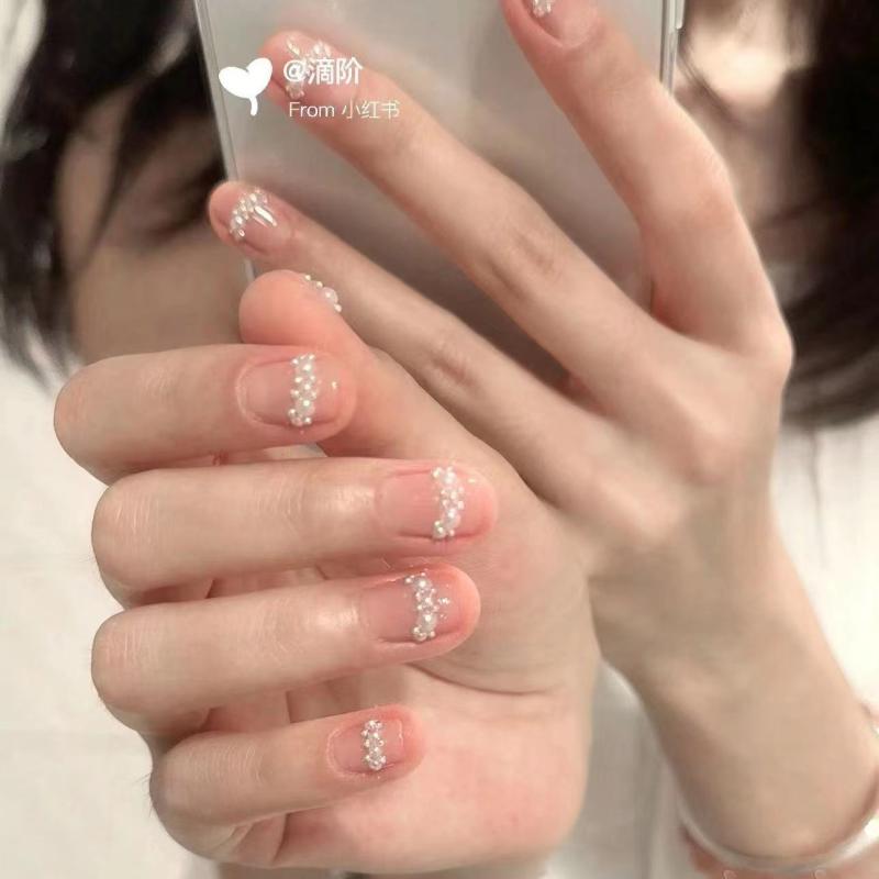美甲 女性用 かわいい ナチュラル 珍珠 デザイン 短甲 ステッカー 偽指甲 浮雕 純色 シンプル 学生向け 普段使い 軽量 貼り付け式 ピンク系 アイボリー 再生素材 伸縮性