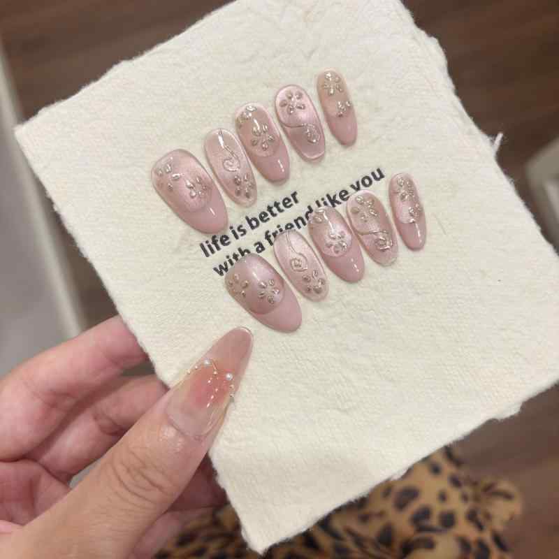 ネイルチップ 女性用 猫眼デザイン 甘い フレンチスタイル クリーン シンプル 中長型 楕円形 着脱式 花柄 チェック柄 浮き彫り 手描き シルクサテン素材 高級感 かわいい 普段使い 指先アクセサリー