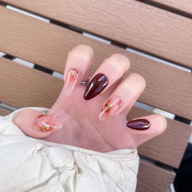 ネイルチップ 女性用 杏仁型 絨毛 華章 デザイン かわいい シンプル 軽量 ラグジュアリー 風 焦糖色 琥珀 ゴールド箔 貼り付け タイプ ハンドメイド 指先アクセサリー 日常使い 指輪 風 装飾