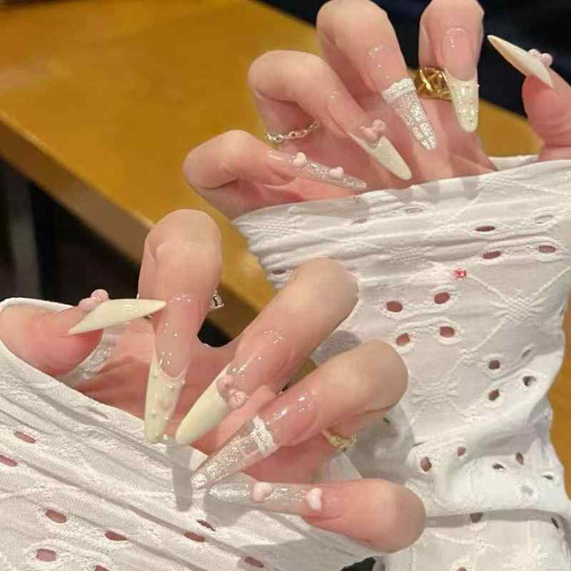 ネイルチップ 女性用 フレンチスタイル シンプル かわいい 長尖型 杏仁型 細長いデザイン ハート柄 蝶結び 学生向け 日常使い 手作り風 気質優しい カジュアル 軽量 伸縮性 ピンク系 アイボリー