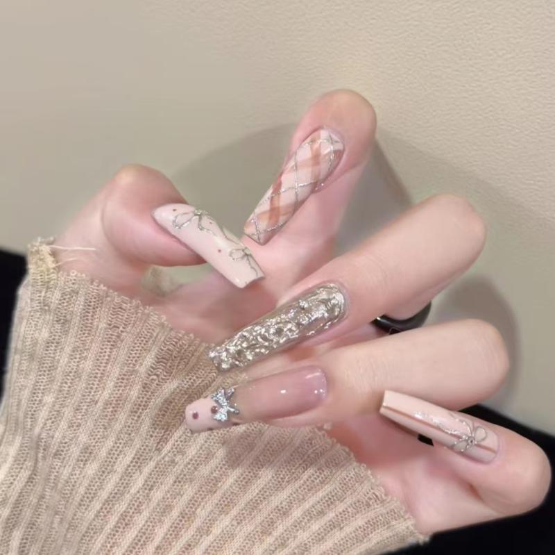 ネイルチップ 女性用 秋冬 法式 波点 格紋 手作り 着脱式 シルバーカラー 蝶結び かわいい 復古 甘い 長め シンプル 欧米風 軽奢風 フラワー ハート 星空 スター チェッカーパターン ピュアカラー 猫目 インスピレーション ミックス
