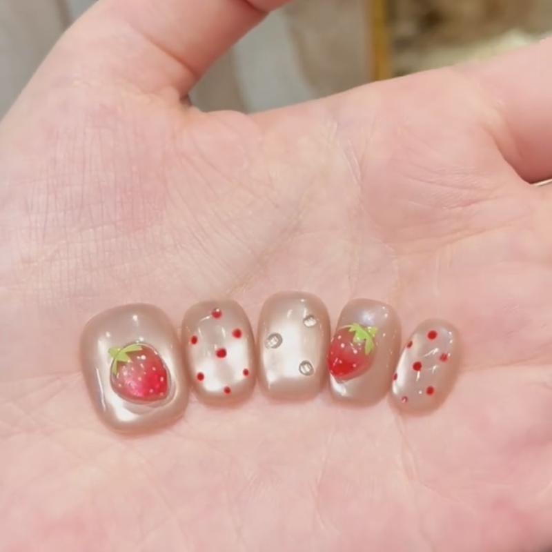 ネイルシール かわいい 草莓柄 フルーツモチーフ 立体デザイン 光沢仕上げ ジェルネイル風 指甲貼 短め楕円形 豆豆甲スタイル 猫眼効果 甘め 爆闪 軽やかラグジュアリー インスタ映え 気質 手元 ホワイトベース 人気デザイン サイズ調整可能 XS S
