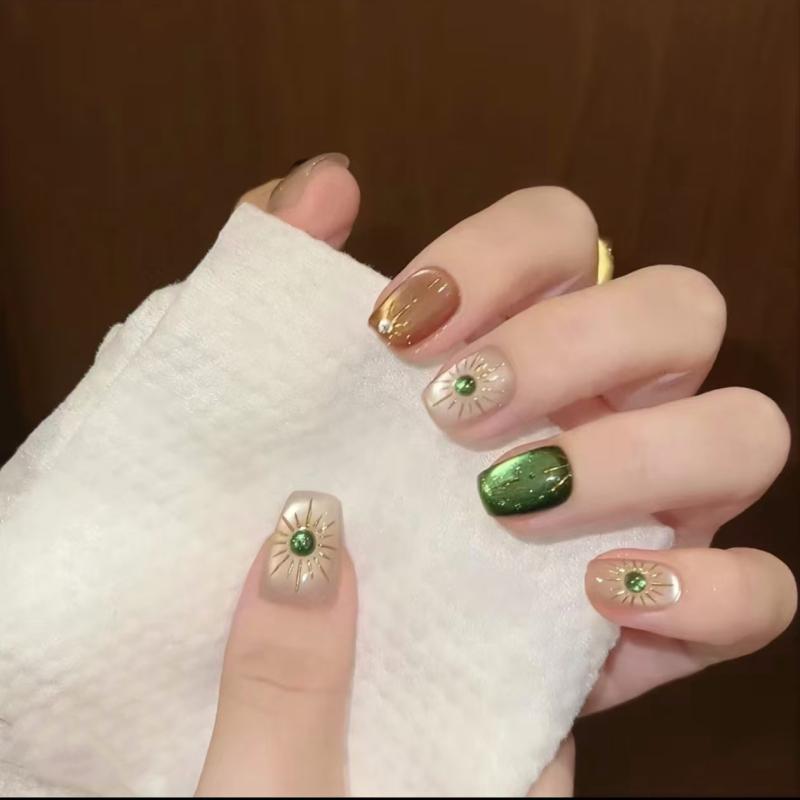 ネイルチップ 女性用 穿戴式 猫眼デザイン 浮き彫り加工 高級感 短め 透明 かわいい 甘めスタイル 軽量 伸縮性 ピンク系 アイボリー 普段使い 部屋着 春夏 秋冬 通年対応