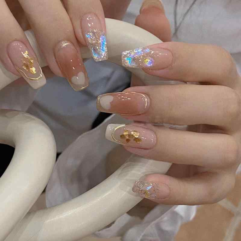 ネイル チップ 秋冬 メンズ レディース ユニセックス 法式 デザイン ミルキーホワイト カラーリング 短め ラダー 形状 ハート モチーフ 浮き彫り パターン シンプル スタイル 高級感 風合い 光療法 タイプ 指先 装飾 アイテム かわいい アクセン