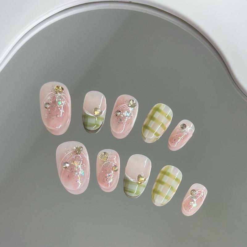 レディース 偽甲 かわいい ピンク系 フレンチスタイル ストライプ チェック柄 学生向け 肌白効果 星空パターン 着脱可能 繰り返し使用 フレキシブル素材 軽量 伸縮性 爪先保護 日常使い ファッションアクセサリー クリアカラー ソフトタッチ