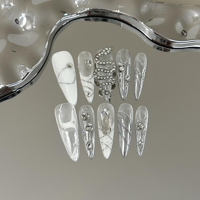 ネイルアート 女性用 着脱可能 銀色 蛇柄 長尖 軽量 高級感 かわいい クール ピュア 華やか 白肌映え 手作り ファッションアクセサリー 指先装飾 軽奢 インスピレーション スタイル 長め 甘め モード