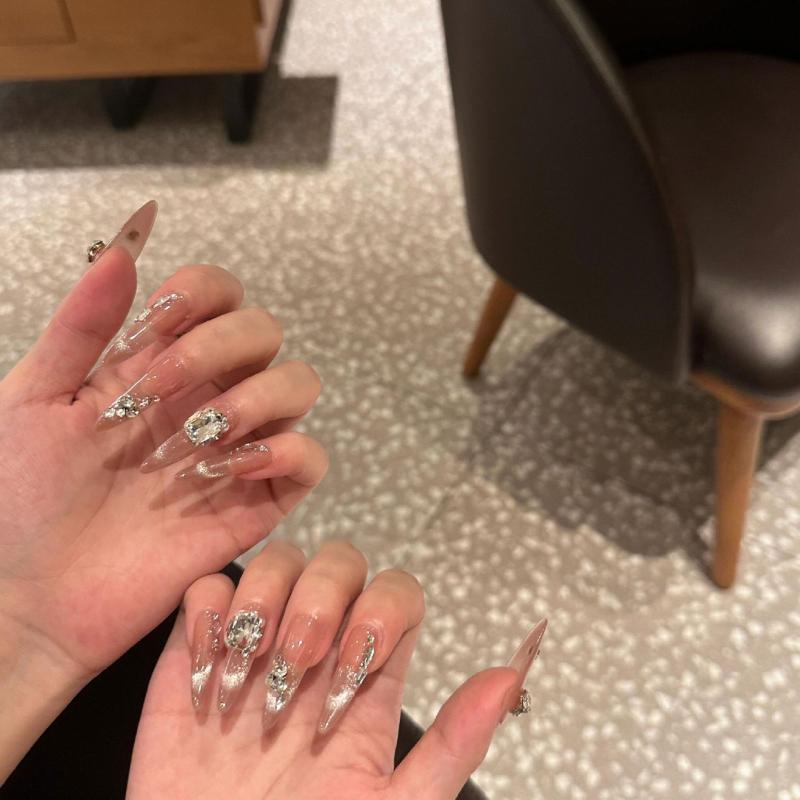 ネイルチップ ウェアリング フルダイヤ 猫眼 ヌードカラー 秋冬 長杏仁型 細ドッグ型 欧方型 芭蕾型 短款 中款 椭圆型 ミルキーオレンジ アイスサンドカラー 復古風 可愛い 甘美 フレンチ スパイシー 蛍光 超薄無痕 爆闪 ヨーロピアン 甘クール 軽