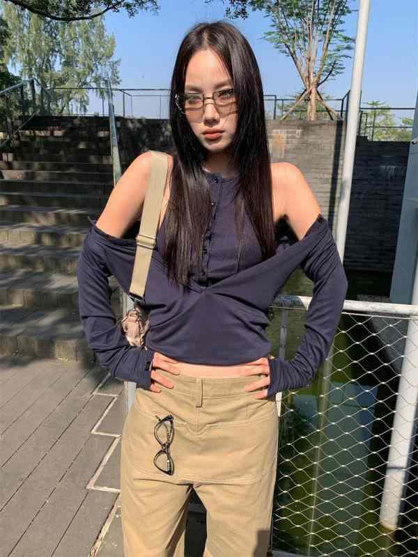 トップス レディース 3L 重ね着風 Tシャツ ベスト 個性派 春服 カットソー 体型カバー おしゃれ・カテゴリ: Tシャツ・素材: 綿50-70%・柄: 無地・スタイル: ストリート・シルエット: 不規則・着丈: 約50-65cm・ネックライン: クルーネック・袖丈: 長袖・袖型: 定番袖・加工: 柔軟加工・流行の要素: 切り替え・カラー展開: 黄緑, 紺色・サイズ展開: フリーサイズ(60kg以内)