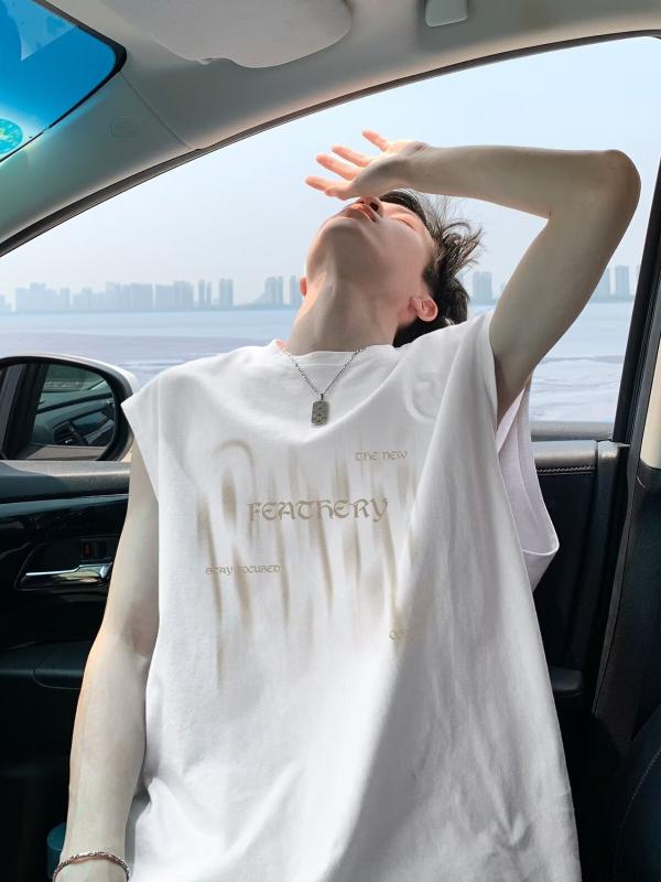 ベスト メンズ ノースリーブ タンクトップ カジュアル 港風 ストリート系 トップス 涼しい 快適・カテゴリ: Tシャツ・版型: ゆるめ・柄: レター・主な素材: 綿100%・着用シーン: 日常・対象: 青少年・加工: 形態安定加工・デザイン: ステッチ・スタイル: カジュアル・裾の形状: ストレート・カラー展開: 白色,黒色,ダークグレー・サイズ展開: M,L,XL,2XL,3XL・生地の厚さ: 普通