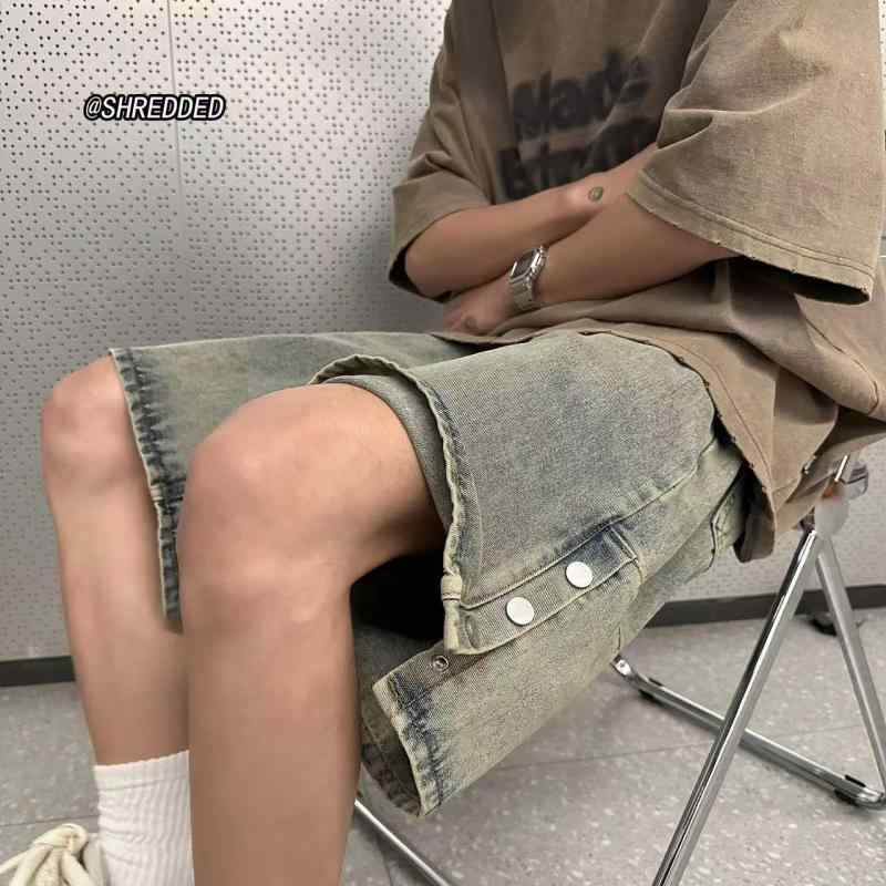ショートパンツ メンズ 五分丈 デニム ハーフパンツ アメリカンストリート ビンテージ風 切り替えボタン スリット入り 重厚感 ゆったり 大きいサイズ オールシーズン・スタイル: 高街・シルエット: ストレート・パンツ丈: ショートパンツ・ウエスト: ミッドライズ・厚さ: 普通・誤差範囲: 1-3cm・主な素材: 綿70%・利用シーン: カジュアル・デザイン詳細: ボタン装飾・伸縮性: 微弾・裾の仕様: ストレート・加工: サンドウォッシュ、ウォッシュ加工・カラー展開: ブラック、イエローベージュ・サイズ展開: M、L、XL、2XL、3XL・対象年齢: 大人・性別: 男性・カテゴリ: ジーンズ
