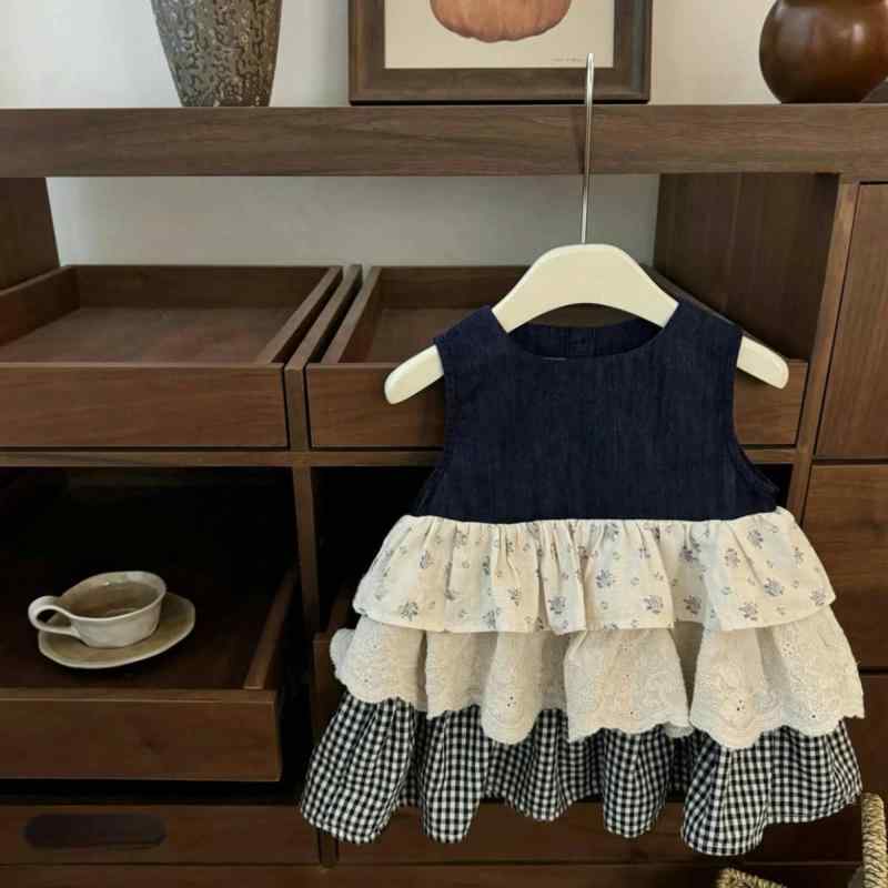 ベビー服 ワンピース 女の子 ノースリーブ ジャンパースカート 花柄 チェック柄 切り替え デニム ティアードスカート レイヤード 森ガール系 ナチュラル おしゃれ お出かけ 通園 普段着 重ね着風 春夏 コットン 柔らかい シンプル・スタイル: プリンセス・素材: 綿69%・スカートカテゴリ: キャミソールワンピース・安全基準: B類・適用対象: 女児・適応年齢: 3〜8歳・適応身長: 90cm, 100cm, 110cm, 120cm, 130cm, 140cm・生地加工: 柔軟仕上げ・袖: ノースリーブ・シルエット: Aライン・柄: チェック、花柄・カラー展開: 碎花拼接裙、0421款グレー