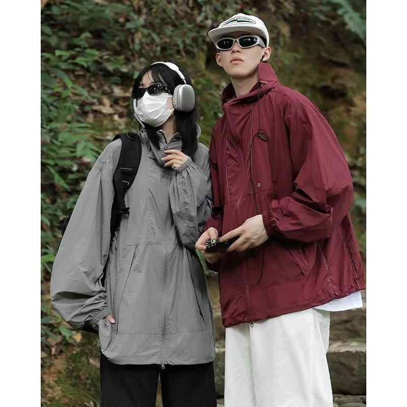 ウィンドブレーカー メンズ 春夏 アウトドア 登山用 薄手 撥水 軽量 機能性 紫外線対策 日焼け防止 防風 速乾 ジャケット マウンテンパーカー フード付き 長袖 ポケット付き キャンプ 釣り アウター おしゃれ シンプル 無地・厚み: 薄手・カテゴリ: ジャケット・フード: フード付き・対象: 青少年・シルエット: ルーズ・素材名: 化繊混紡・メイン素材混用率: 90%・メイン素材: ポリエステル・カラー展開: 藏藍色,レッド,グレー,パープル・サイズ展開: M,L,XL,2XL・スタイル: スポーツ・用途: スポーツ