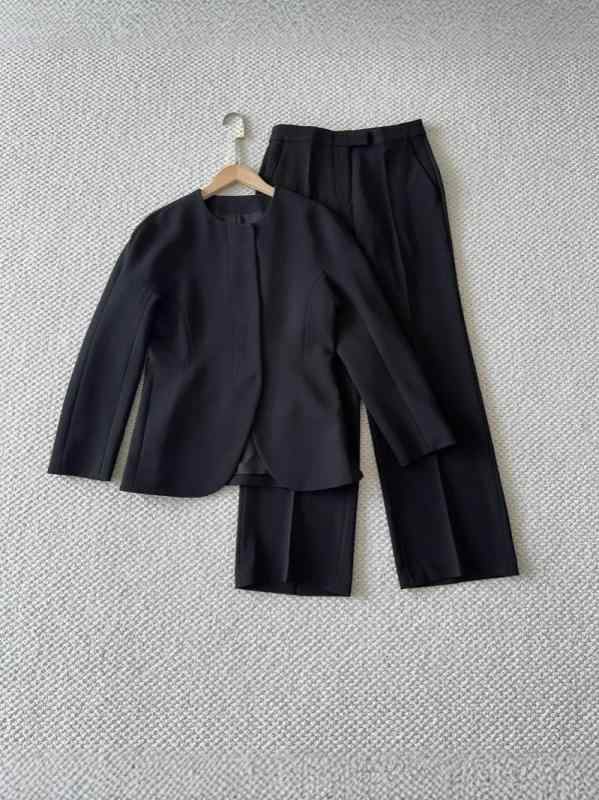 セットアップ レディース 春服 アセテート アウター ロングパンツ 長袖 ラウンドネック ボタン シンプル きれいめ カジュアル フォーマル 普段使い 通勤 オフィス 通学 デート お出かけ・柄: 無地・パンツ丈: ロング・流行要素: 立体デザイン・加工: 形態安定・素材名: アセテート・主素材: アセテート繊維・カラー展開: トップス,パンツ・サイズ展開: S,M,L,XL・スタイル: 通勤・セットアップ: パンツスーツ・性別: レディース・袖型: スタンダードスリーブ・袖丈: 長袖・製品カテゴリー: カジュアルスーツ