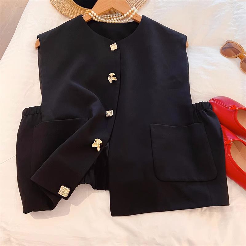 ベスト レディース ブラック メタルボタン 無袖 ノースリーブ ジャケット ジレ 秋服 デザイン性 气质 おしゃれ きれいめ カジュアル フォーマル 通勤 通学 オフィス・カテゴリ: ベスト・着丈: 約50-65cm・ネックライン: クルーネック・柄: 無地・流行の要素: ポケット・素材: ポリエステル・カラー展開: ブラック・サイズ展開: S,M,L・スタイル: 通勤・中綿: ポリエステル・フィット感: レギュラー・対象年齢: 大人・性別: レディース