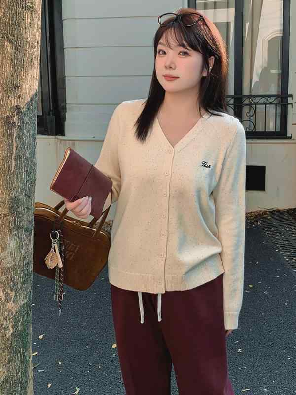 ニットカーディガン レディース 大きいサイズ Vネック 刺繍 羽織り 暖かい 長袖 秋冬 ゆったり 体系カバー カジュアル おしゃれ トップス・柄: 彩点・素材: 再生繊維素繊維、ナイロン・流行元素: 螺紋・加工技術: 螺紋・カラー展開: ブラック、ピンク、アプリコット・サイズ展開: XL(60-75kg)、XXL(75-90kg)、XXXL(90-110kg)、L・スタイル: 新鮮で甘い・袖丈: 長袖・着丈: 普通(50-65cm)・着用方法: カーディガン・組み合わせ: 単品・厚さ: 中等・シルエット: レギュラー・ネックライン: Vネック・組成比率: 再生繊維素繊維70-80%、ナイロン30%以下・性別: 女性