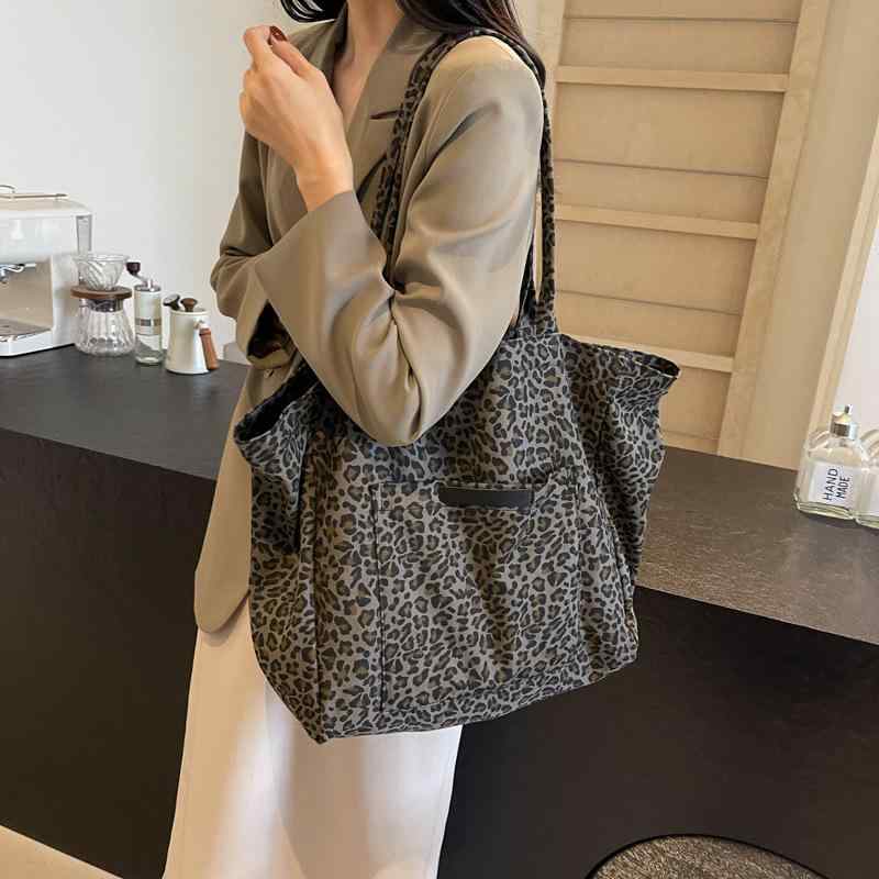 トートバッグ レディース ヒョウ柄 帆布 キャンバス 大容量 手提げ 肩掛け 通勤 普段使い カジュアル 個性的・カラー: 咖啡色、ブラウン・スタイル: 都市シンプル・素材: キャンバス・バッグトレンドスタイル: トートバッグ・バッグサイズ: 大・流行の要素: レオパード柄・裏地素材: キャンバス・バッグ形状: 横型スクエア・開閉方式: マグネットボタン・バッグ内部構造: ファスナー付きポケット、スマートフォンポケット・硬さ: やや柔らかめ・外ポケットの種類: 内パッチポケット・中仕切り: なし・ショルダーストラップ数: 2本・サイズ展開: フリーサイズ・適用シーン: デイリーユース