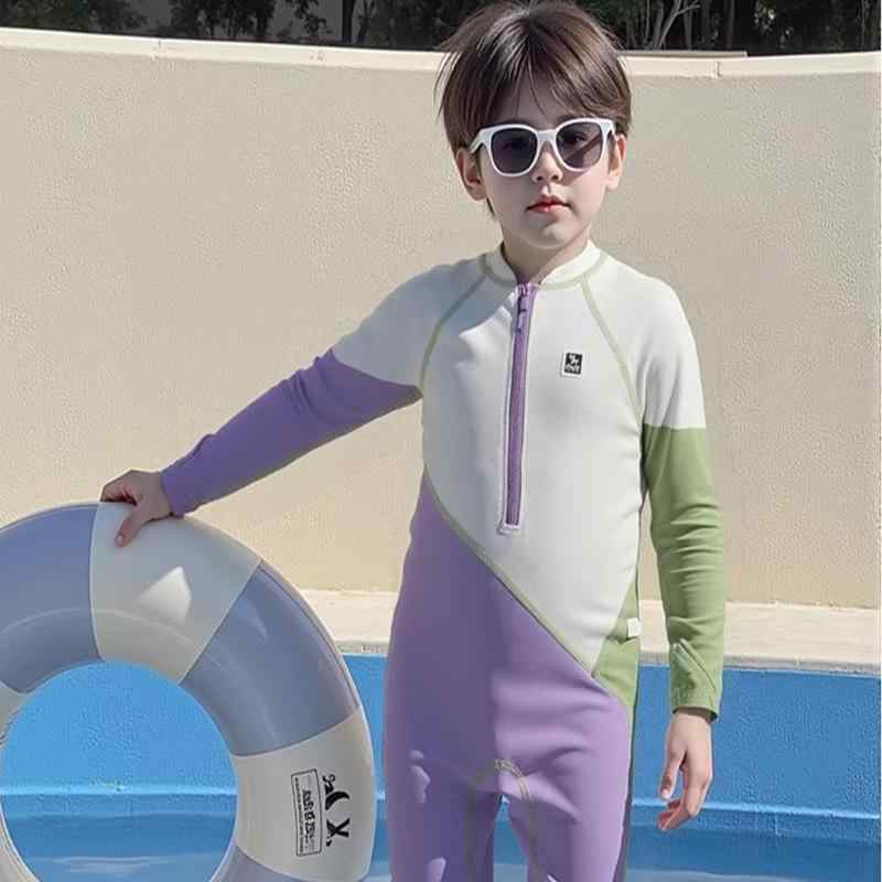 水着 キッズ 男の子 長袖 長ズボン ラッシュガード つなぎ オールインワン 日焼け防止 速干 リゾート バカンス・対象年齢: 0-12歳・対象性別: 男児・素材: ポリエステル85%・裏地: ポリエステル95%・重量: 200-350g・用途: 水泳、水遊び・カラー展開: 6075#パープル泳衣（スイムキャップ付き）, 6075#パープル泳衣+ゴーグル（スイムキャップ付き）, 6075#ブルー泳衣（スイムキャップ付き）, 6075#ブルー泳衣+ゴーグル（スイムキャップ付き）, 6075#ブラウン泳衣（スイムキャップ付き）, 6075#ブラウン泳衣+ゴーグル（スイムキャップ付き）・サイズ展開: 90cm, 100cm, 110cm, 120cm, 130cm, 140cm・スタイル: 三角パンツ