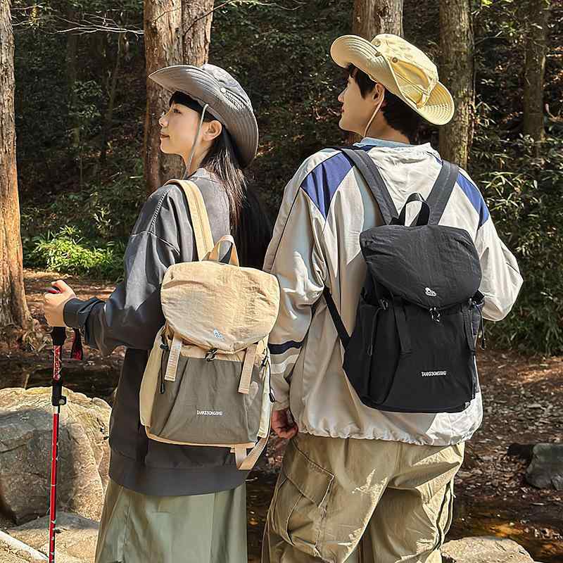 リュック バックパック 鞄 メンズ レディース アウトドア 登山 通勤 旅行用 軽量 PC収納 カジュアル おしゃれ 小型 大容量 多機能 ポケット付き 耐久性 丈夫 無地 シンプル デイパック パソコンバッグ 遠足 撥水・カラー展開: ブラック、ピンク、オレンジ、カーキ・サイズ: フリーサイズ・対象性別: 男女兼用・用途: カジュアル旅行・素材: ナイロン・スタイル: カジュアル旅行・容量: 20-35L・機能: 負担軽減・PC収納サイズ: 35.56cm・柄: 無地・裏地素材: ポリエステル・トレンド: ステッチ・キャリーシステム: エアクッションストラップ