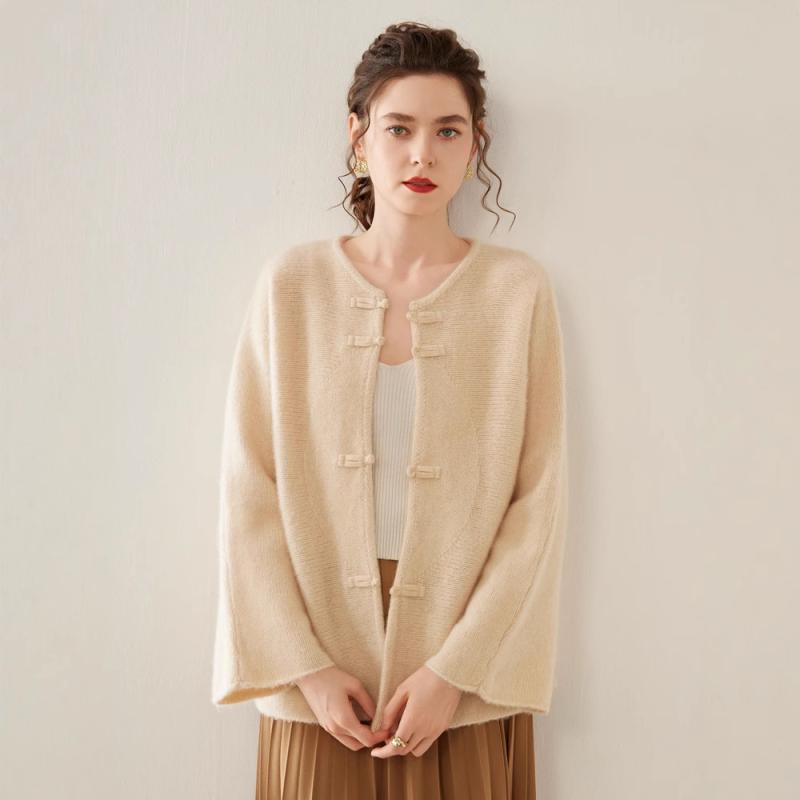 ニットカーディガン レディース 秋冬 厚手 カシミヤ 新中式 チャイナ風 盤釦 暖かい 長袖 ゆったり 無地 防寒 上品 高級感 体型カバー きれいめ・カテゴリ: 毛衣・スタイル: 都市風・パターン: 無地・シルエット: ゆるめ・着丈: 約50-65cm・ネックライン: クルーネック・袖丈: 長袖・袖の形状: 通常袖・厚さ: 厚手・流行の要素: ボタン・素材: カシミヤ・素材比率: カシミヤ30%-50%・カラー展開: 青絨色、沙茶棕、雲米色、紫絨色・サイズ展開: M、L・性別: 女性・対象年齢: 大人