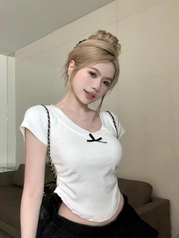 Tシャツ レディース 半袖 Vネック リボン スリムフィット 背中見せ セクシー ピュアセクシー ギャルスタイル 着痩せ 個性的 おしゃれ 綿混 リブニット デート 普段使い 着回し抜群 シンプル きれいめ・カテゴリ: Tシャツ・主な素材: 綿・素材成分: 綿90-95%、スパンデックス30%以下・スタイル: カジュアル、スクールスタイル、セクシー・パターン: 無地・シルエット: プルオーバー・袖丈: 半袖・工芸: 透かし彫り・フィット感: スリム・着丈: 約50-65cm・ネックライン: Vネック・袖のタイプ: 通常袖・装飾: リボン・カラー展開: ホワイト、ブラック、レッド、グレー・サイズ展開: S、M、L、XL