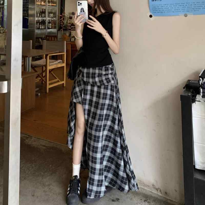 セットアップ レディース ノースリーブ ニット ベスト 高腰 チェック柄 不規則 スリット 膝丈 スカート 韓国系 カジュアル 普段着 オールシーズン・柄: 格子・スカート丈: ミモレ丈・流行の要素: 拼接・技術: 拼贴/拼接・主な素材: 聚酯纤维・主素材成分: 腈纶・カラー展開: ブラックトップス,チェックスカート,ブラックトップス+チェックスカート・サイズ展開: S,M,L,XL・スタイル: 私服名媛,甜辣風・セット内容: スカートセットアップ・対象性別: 女性・袖型: ノースリーブ・袖丈: ノースリーブ・製品カテゴリー: カジュアルセットアップ