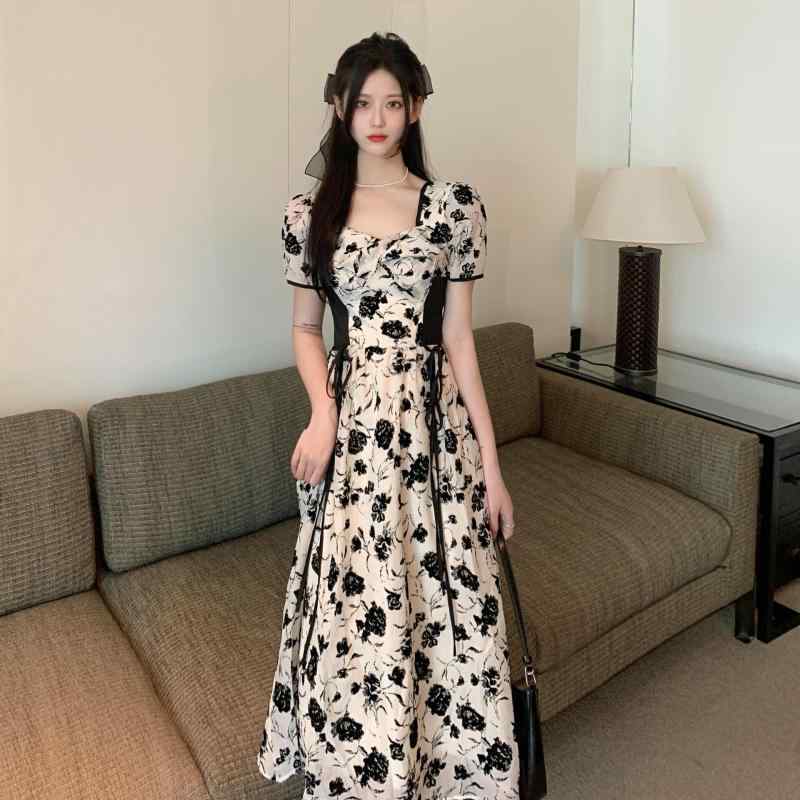 ワンピース レディース 長袖 ロング丈 マキシ丈 花柄 ローズ柄 レトロ フレンチスタイル スクエアネック ウエストマーク 編み上げ Aライン スリムシルエット エレガント きれいめ フェミニン お出かけ デート 旅行 普段使い オールシーズン