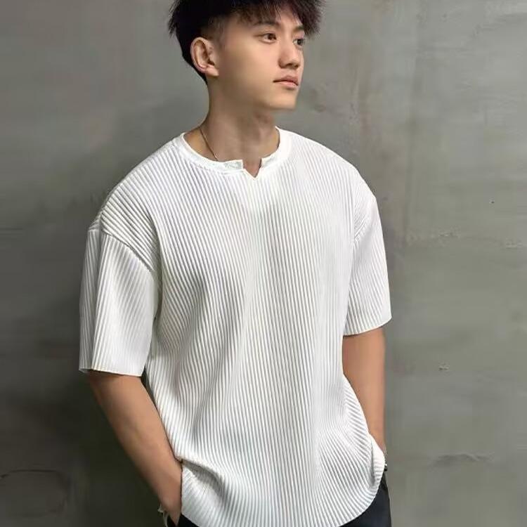 Tシャツ 男性用 黒 ストライプ Vネック 接触冷感 テクスチャー 半袖 夏 アメリカン スポーツ フィットネス 速乾 ヘビーウェイト・カテゴリ: Tシャツ・スタイル: 韓国風・フィット感: ルーズ・ネックライン: クルーネック・袖丈: 半袖・袖型: 通常・厚さ: 普通・重量: 180g-250g・素材機能: 通気性・メイン素材成分: その他・素材混率: 30-80%・柄: 無地・ディテール: プリント、刺繍・プリントテーマ: 幾何学模様・着用シーン: カジュアル・年齢層: 青年・対象: 大人、男性・カラー展開: ブラック、ホワイト、グレー・サイズ展開: M,L,XL,2XL