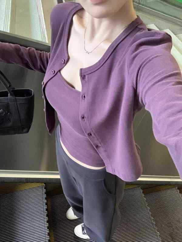 韓国 トレンド スタイルパープルキャミソールニットカーディガン 小柄 ショートスリムトップツーピーススーツ 女性 秋商品番号: A170パターン: ソリッドカラー人気要素: ボタン職人技: スプライシング発売年・発売時期: 2025年春生地名: ポリエステル主な生地構成: ポリエステル（ポリエステル繊維）主な生地構成 2: スパンデックスブランド: その他色: 紫のサスペンダー+カーディガンサイズ: S,M,L,XLスタイルタイプ: 上品通勤スタイル主な生地成分の含有量: 90% (含む) ～ 95% (含まない)スタイル: 通勤スタイルスーツスタイル: トップスーツ対象性別: 女性スリーブタイプ: レギュラースリーブ袖丈: 長袖製品カテゴリー: カジュアルスーツ主な生地成分2の含有量: 30%未満