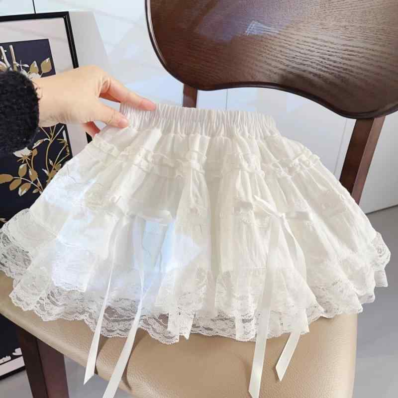 スカート キッズ 女の子 チュール レース ティアードスカート ミニスカート フレア かわいい 柔らかい 薄手 ふんわり ガーリー 子供服 普段着 お出かけ・スタイル: プリンセス・カテゴリ: スカート・素材: 綿・主素材配合率: 90%・対象年齢: 3〜8歳（100〜140cm）・対象性別: 女児・縫製仕様: 平車針距12〜14針/3cm・柄: 無地・生地加工: 柔軟加工・スカートシルエット: プリンセススカート・裏地成分: 綿・裏地成分配合率: 71〜80%・特徴: かわいい・カラー: ホワイト・サイズ展開: 8229.6cm,9144cm,10058.4cm,10972.8cm,11887.2cm,12801.6cm