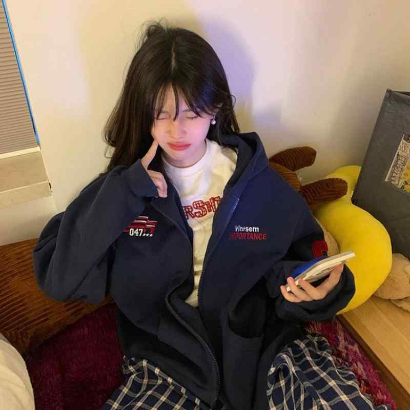トレーナー レディース 長袖 パーカー カーディガン 羽織り トップス フード付き ゆったり 体型カバー 高級感 カジュアル・カテゴリ: 衛衣/スウェット・柄: アルファベット・スタイル: 通勤風・着丈: 中長丈(65cm〜80cm)・袖丈: 長袖・袖型: 常規袖・ネックライン: フード付き・厚さ: 普通・流行元素: 配色・主な素材: 綿95%以上・カラー展開: ネイビー・サイズ展開: M,L,XL,2XL・対象性別: 女性