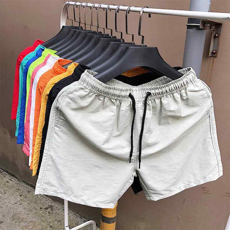 ・スタイル: カジュアル・パンツの形状: 直筒型・パンツ丈: ショートパンツ・ウエスト: ミドルウエスト・厚さ: 普通・対象: 青年・素材: ナイロン98%・着用シーン: カジュアル・加工: 型押し・デザイン詳細: プリント・伸縮性: 微弱・カラー展開: ホワイト、レッド、ブラック、ブルー、レモンイエロー、蛍光グリーン、スイカレッド、ライトグレー、ミントグリーン、オレンジ、ライトブルー、ネイビー、ライトパープル、レイクブルー、アーミーグリーン、ホワイト（内側メッシュ付き）、ネイビー（内側メッシュ付き）、ダークグレー（内側メッシュ付き）、ブラック（内側メッシュ付き）、レッド（内側メッシュ付き）、レイクブルー（内側メッシュ付き）、ローズレッド（内側メッシュ付き）、ダークグリーン（内側メッシュ付き）、ピーコックブルー（内側メッシュ付き）、内側メッシュ・サイズ展開: M、L、XL、2XL、3XL、4XL、5XL・機能性: イージーケア・対象年齢: 成人・対象性別: メンズ・カテゴリ: カジュアルパンツ