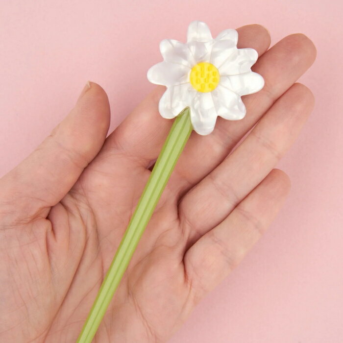 サイズ 高さ：約17.5cm、横幅：最大約4.0cm 重さ：約9.9g 素材 酢酸アセテート 商品の特徴 Coucou Suzette,新作のヘアスティックです。フランス発のブランドからユニークで楽しいキッチュなデザインが魅力のヘアスティックが到着しました。こちらはどんな場面でも髪を美しくまとめてくれる、愛らしいデイジーのヘアスティック。庭から摘みたてのデイジーのような、個性的なヘアアクセサリー。どんな場面でも、さりげなくシックな印象を与えてくれる、小さな花です。 他のヘアクリップやアクセサリーと組み合わせて使うのもおすすめ。本体は環境に優しい酢酸アセテートから作られており、美しい光沢感と1点1点異なる柄や見え方が特徴です。見ているだけでハッピーな気分になれる、ユニークで可愛らしいデザインはご自身用はもちろん、プレゼントでも喜ばれること間違いなしのアイテムです。 ※当店はCoucou Suzetteと正式に契約し、正規品のみを扱っている公式販売店舗です。 ※Coucou Suzetteロゴが裏面に施されています。類似品にはご注意ください。 ※商品ごとに個体差があり、画像の商品と比べ色味、柄が異なる場合がございます。 ※手作業により1つ1つ作られているため、塗装のムラ、インクの飛び、擦れがある場合がございます。 ブランド / コンセプト Coucou Suzette /ククシュゼット フランスのイラストレーターJuliette Malletによるブランド。 カラフルでセクシー、面白い、ユニークで楽しいキッチュな作品！ 最初はちょっと冗談で、Julietteは小さなセラミックのおっぱいの形をした指輪を友達のために作って、面白かったから、それをInstagramに投稿しました。そしたら、そのあとたくさんの人たちがそれを見て、どこで買えるの？っていう質問が彼女に多く寄せられました。それで彼女は自分のオンラインストアでリングを販売し始めました。ちょっと驚かせるようなインパクトが強いかもでもとっても真剣に熱意を込めて作品作りをしています。今ではInstagramのフォロワーも10万人を超えフランスを中心に多くのお店でも取り扱われるようになりましたが、限られた数量しか作らず、定番の人気商品は継続し、そのほかはシーズンごとに新しいデザインをコレクションとして出すようにしています。 商品名 Daisy Hair Stick White×Yellow 品番 daisystick ギフト包装について プレゼント用の無料ラッピングを承っております。ご希望の方は備考欄に「ギフト包装希望」とご記入ください。 注意点 ※当店は実店舗と平行して営業しております。申し訳ございませんが、実店舗で完売した商品の在庫数の反映に若干お時間がかかることがあります。 ※撮影状況、又PCなどの環境によっても実際の商品とは色合いなどに誤差が生じる場合がございますので予めご了承下さい。