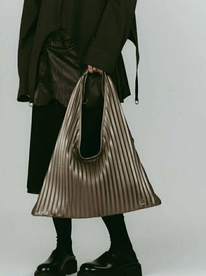 樂天商城 - Knuth Marf バッグ クヌースマーフ レザー プリーツ バッグ leather pleats bag ブラック/シルバー black/silver 2色展開 2026春夏新作