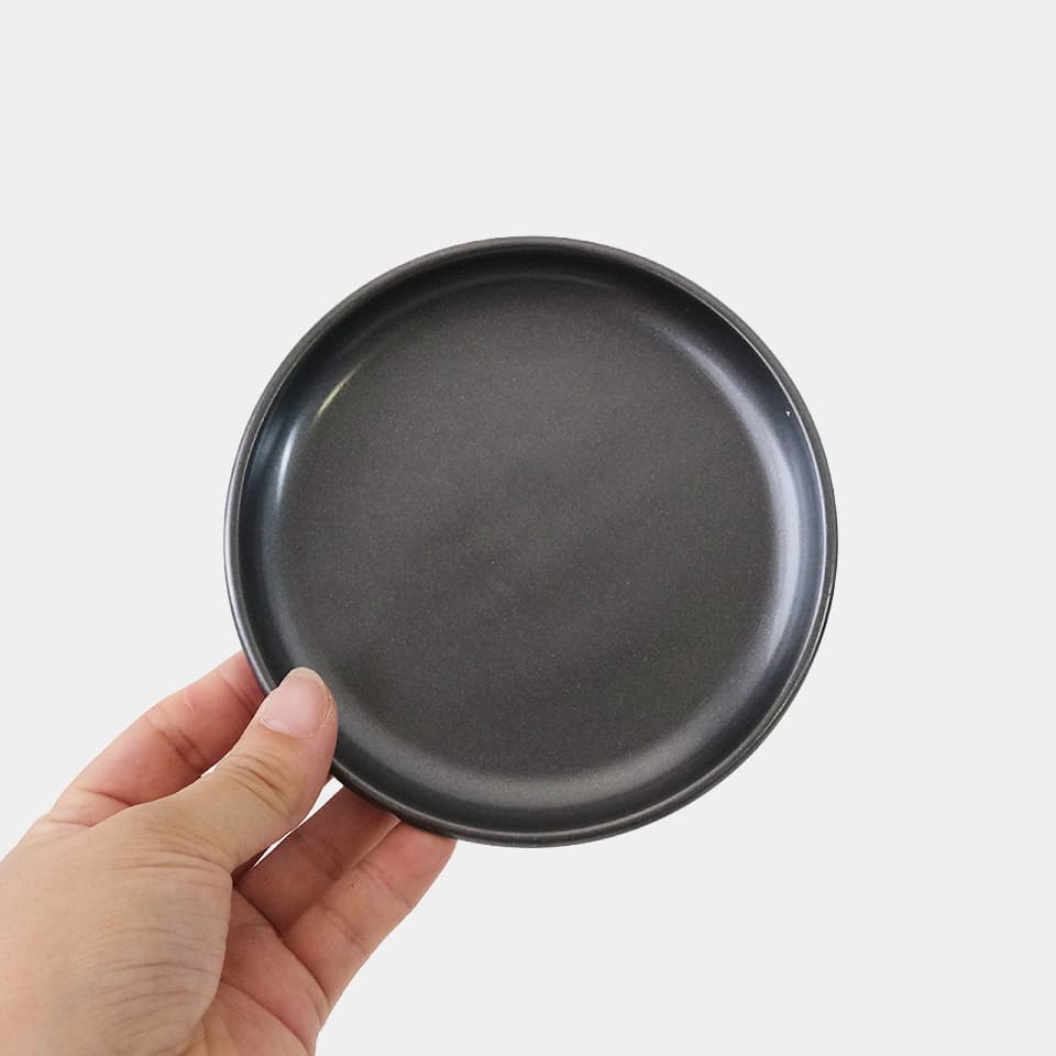 SHALLOWのALUMINUM PLATE【アンティークブラック】M 直径12cm アルミプレート 受け皿 鉢皿 ソーサー おしゃれ 陶器に合う グレー 黒 ヴィンテージ インダストリアル かっこいい シンプル 受皿 プレート 4号 5号 アルミ 水受け YARD GREEN STUDIO 丸み カーブ｜アングル2