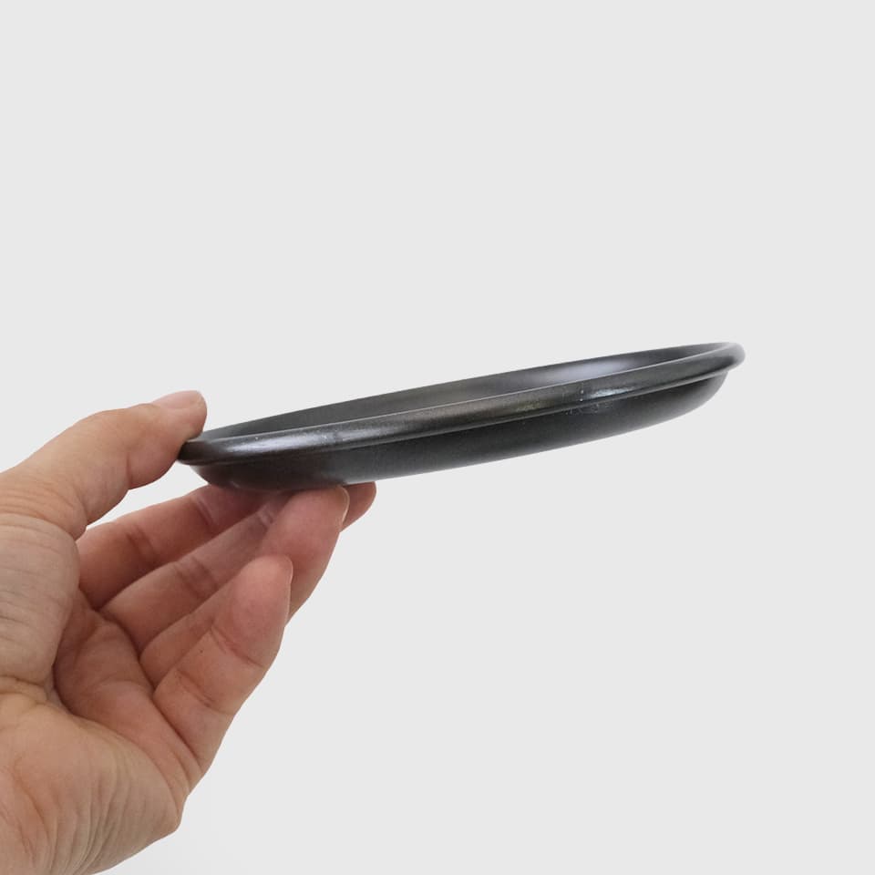 SHALLOWのALUMINUM PLATE【アンティークブラック】M 直径12cm アルミプレート 受け皿 鉢皿 ソーサー おしゃれ 陶器に合う グレー 黒 ヴィンテージ インダストリアル かっこいい シンプル 受皿 プレート 4号 5号 アルミ 水受け YARD GREEN STUDIO 丸み カーブ｜アングル3