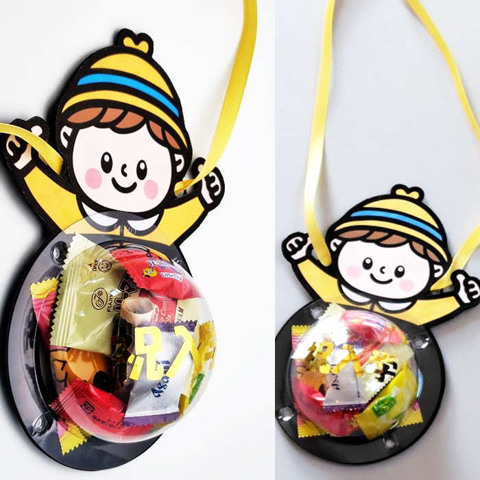 飴やチョコレートお好きなお菓子を入れてプレゼントできる可愛いキャンディーネックレス★ 　入学祝いにおすすめのデザインです。子供達の頑張ったねご褒美にも♪　 お小遣いを入れても◎お小遣いを入れるクリア筒を付ける場合はご希望本数をお選びお下さい。 ステッカー部分は祝入学・祝入園・お名前お選び頂けます。お名前の場合はご注文時備考欄にご記載をお願い致します。 サイズ約13cm×高さ22cm ※1点1点手作りで製作をしております。迅速丁寧な製作を心がけておりますが　 ハンドメイド製品のため若干の個体差が生じる場合がございます。また紙リボンの色や素材に若干変化がある場合もございます。こちらの点はご了承の上ご注文頂けますよう何卒宜しくお願い致します。