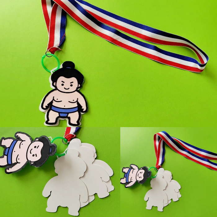 卒団 卒業 引退 色紙におすすめ可愛い　メダルデザインの　色紙用パーツセットです！メダル高さ約10cm　20枚SETです。こちらは相撲デザインになります。 お世話になった方　大切な方へ♪ みんなからのメッセージを集めてリングに通すだけで、簡単　可愛いメダルの寄せ書きが完成します。 ※8点以内の場合メール便可能です。8個以上の場合はメール便不可となりますので宅配便をご選択頂けますようお願い致します。8個以上でメール便ご選択頂きました場合は宅配便に変更し配送となりますので予めご了承よろしくお願い致します。 1つ1つ全て手作りで製作をしておりますので　個体差が生じる場合もございます。 時期により（大幅ではございませんが）色味に若干の変更がある場合がございます。予めご了承よろしくお願い致します。 アルバム、色紙作成などにお役立て下さい。 アルバム　色紙　メッセージカード　卒園アルバム　フォトフレーム　寄せ書き