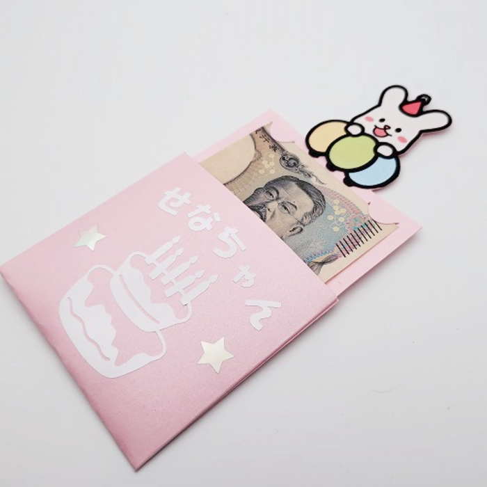 当店限定オリジナルデザイン☆ユニークで可愛いポチ袋♪こちらは誕生日御祝いデザインです★ 他にはないサプライズギフトで受け取る人が笑顔になれるぽち袋を目指し1点1点手作業で製作しております。 こちらはお札を半分に折り収納出来るミニタイプ封筒です。 お名前入りで製作も可能です。 ※お名前入りご希望の場合はご注文時備考欄にご記載をお願い致します。 ※丁寧な製作を心がけておりますが糊あと,製品サイズに若干の個体差が生じる場合がございます。 ハンドメイド製品という点をご理解頂けますよう何卒宜しくお願い致します。 ※使用する素材（色や文字シートの色など）に若干の変更が生じる場合がございます。 予めご了承よろしくお願い致します。 ※メール便は3点まで可能です。それ以上の数量の場合や他製品と同梱の際は宅配便を選択頂けますようお願い致します。