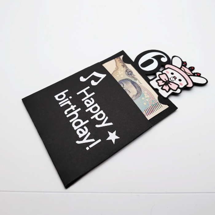 当店限定オリジナルデザイン☆ユニークで可愛いポチ袋♪こちらは誕生日御祝いデザインです★ 他にはないサプライズギフトで受け取る人が笑顔になれるぽち袋を目指し1点1点手作業で製作しております。 こちらはお札を半分に折り収納出来るミニタイプ封筒です。 年齢入りで製作も可能です。 ※年齢入りご希望の場合はご注文時備考欄にご記載をお願い致します。 ※丁寧な製作を心がけておりますが糊あと,製品サイズに若干の個体差が生じる場合がございます。 ハンドメイド製品という点をご理解頂けますよう何卒宜しくお願い致します。 ※使用する素材（色や文字シートの色など）に若干の変更が生じる場合がございます。 予めご了承よろしくお願い致します。 ※メール便は3点まで可能です。それ以上の数量の場合や他製品と同梱の際は宅配便を選択頂けますようお願い致します。