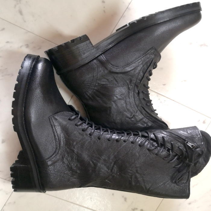 【カラー】ブラック 【サイズ】 25.5cm ヒール 5cm 高さ 31cm(ヒール込) 全長 27.5cm 足幅 10cm 幅 6.5cm～10cm 【素材】 本革