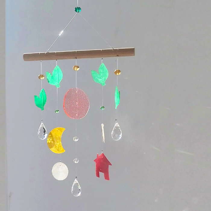 作って楽しい♪飾って綺麗★　アクリル＆シェルの可愛いモービル DIY製品となっております。パーツをお届け★ご自分で好きなデザインで製作可能です。 イベント　ワークショップ企画などにも◎ 約　：　横20cm縦40cm 予約製品の為　2週間前後でのお届けとなります。配送日時指定はお受けできません。何卒ご了承宜しくお願い致します。 ※工場の生産都合在庫状況により商品がお届けできなくなる場合もございます。 その際は早急にご連絡させて頂きます。