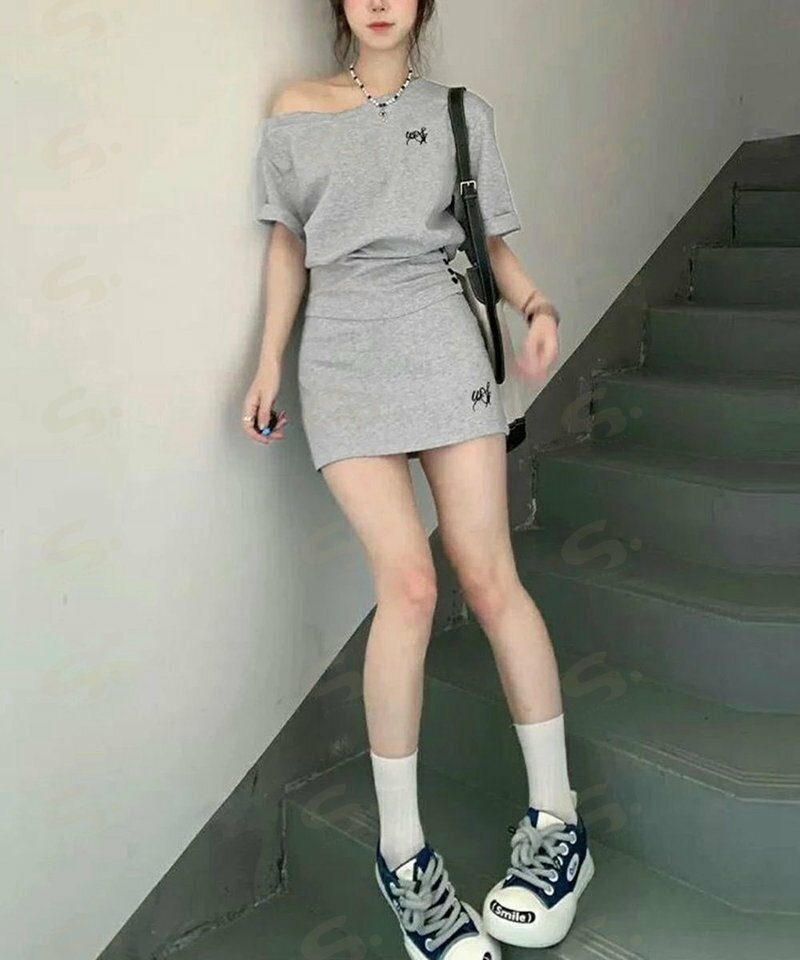 Rakuten - ガーリーセットアップ ワンオフショルダー Y2Kセット 肩見せ ワンポイントトップス ミニスカート 半袖Tシャツロゴ デート服 韓国っぽい 夏服セット スクール風80YIKLI-002