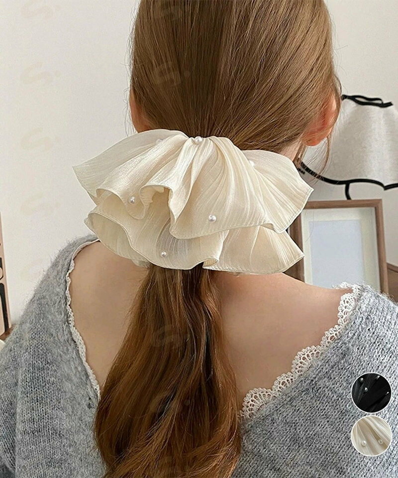 ■商品の特徴サテン風ボリュームシュシュ 光沢感ヘアアクセサリー 簡単まとめ髪グッズ ハーフアップ 可愛いポニーテール髪飾り きれいめ上品な輝きを放つパール付きシフォンシュシュ。 繊細なプリーツ加工が施され、軽やかでエレガントな雰囲気を演出。 程よいボリューム感があり、ヘアアレンジを華やかに仕上げる。 フェミニンなワンピースや上品なブラウスと相性抜群。■詳細説明素材：ポリエステル+フェイクパールカラー：ブラック/アイボリー サイズ：ワンサイズ ゴム直径：約4cm 生産国：中国■その他説明※包装に関しての注意点：こちらの商品は激 安で販売しているため、化粧箱は付いていませんが、商品に傷付かないよう簡易包装で発送とさせていただきます。 ※海外輸入品のため、商品の細部仕様は多少異なる場合がございます。予めご了承の上、ご注文お願い致します。