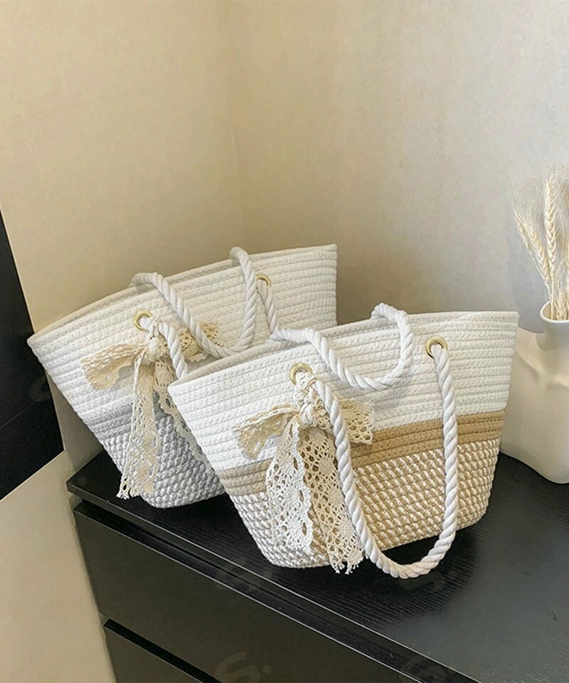■商品の特徴レディース 可愛い 夏用バッグ おしゃれ 人気リゾートバッグ 編みかご 旅行用手提げバッグ 大容量ビーチバッグ 花火大会夏感とリゾート雰囲気たっぷりの素材感、レディースかごバッグ 財布・スマホ・折りたたみ傘・ペットボトルなどを収めるにはちょうどいいサイズ感 手提げにレースリボンを巻きつけ、レトロでエレガントなアクセントを添えた 落ち着いた定番のカラーバリエーションをご用意し、どんなコーデにも馴染みやすい 日常・旅行・デート・ショッピング、幅広い場合で活躍できる■詳細説明素材：ポリエステル+綿カラー：ベージュ/グレー サイズ： 高さ:約26cm 上横幅:約40cm 底横幅:約27cm マチ:約9cm 持ち手高さ:約26cm 持ち手長さ:約50cm（調節不可、取り外し不可） ■収納について ・A4対応（22×31cm)：× ・ipadmini対応（19.6×13.5×0.7cm)：〇 ・長財布（10×20cm）：〇 ・二つ折り財布:〇 ・キーケース:〇 ・ペットボトル横向き（500ml）：〇 ・ペットボトル縦向き（500ml）：〇 重さ：約450g 裏地：なし 内ポケット：なし 生産国：中国■その他説明※すべて平置きサイズです（採寸方法違いより、多少の誤差がございますので、ご了承ください）。 ※海外輸入品のため、商品の細部仕様は多少異なる場合がございます。予めご了承の上、ご注文お願い致します。