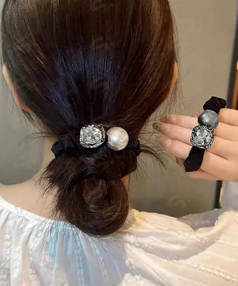 ■商品の特徴おしゃれ ヘアアレンジ キラキラ ヘアアクセサリー 大粒フェイクパール 髪飾り 大人かわいい まとめ髪 韓国風 シンプル大粒のフェイクパールと輝くビジューが目を惹く華やかなヘアゴム。 まとめ髪にさっと添えるだけで、女性らしいエレガントな雰囲気を演出。 ゴム部分は伸縮性があり、髪をしっかりとまとめながらもおしゃれに仕上がる。 手首に付けてもブレスレット感覚で楽しめる万能アイテム。■詳細説明素材：ポリエステル+フェイクパール+ラインストーンカラー：ダークグレー/アイボリー ゴム直径：約7cm 生産国：中国■その他説明※包装に関しての注意点：こちらの商品は激 安で販売しているため、化粧箱は付いていませんが、商品に傷付かないよう簡易包装で発送とさせていただきます。 ※海外輸入品のため、商品の細部仕様は多少異なる場合がございます。予めご了承の上、ご注文お願い致します。