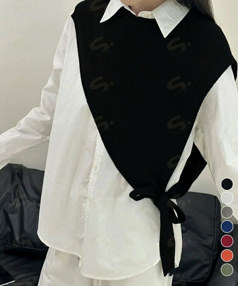 ■商品の特徴アシンメトリー ショール風ニットベスト 大人可愛い 抜け感ニットトップス ノースリーブ ケープ風ベストアシンメトリーなシルエットが目を引く三角ニットベスト。 重ね着するだけでトレンド感と抜け感をプラスでき、シンプルなトップスも一気にこなれた印象に。 肩かけ風のデザインはアクセントになり、コーデの主役として活躍。 シャツやTシャツに重ねて、デニムやワイドパンツと合わせれば大人カジュアルスタイルが完成。■詳細説明素材：ポリエステル85%+アクリル15%カラー：ブラック/ホワイト/グレー/ロイヤルブルー/ワインレッド/オレンジ/モスグリーン サイズ：ワンサイズ 着丈:最長約55cm(リボンを含まない) 肩幅:約44cm 胸囲:フリー 裏地：なし 伸縮性：あり 透け感：ホワイトのみややあり ※ニット素材の為、伸縮具合によっては編みに隙間を感じる場合があります。 生産国：中国■その他説明※すべて平置きサイズです（採寸方法違いより、多少の誤差がございますので、ご了承ください）。 ※海外輸入品のため、商品の細部仕様は多少異なる場合がございます。予めご了承の上、ご注文お願い致します。