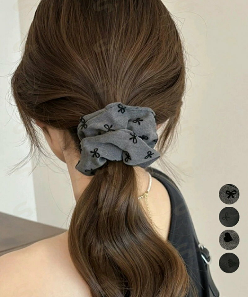 ■商品の特徴レディース ヘアアクセサリー ヘアアレンジ ボリューム髪飾り 髪留め 大人 可愛い オルチャン フェミニン デートシンプルなモノトーンカラーに、さりげない柄がアクセントのシュシュ。 やわらかな雰囲気で、ゆるっと結んでも可愛い印象に。 その日のムードに合わせて、上品にもカジュアルにも使い分けられる。■詳細説明素材：ポリエステルカラー：ブラック*ハート/ブラック*リボン/グレー*ハート/グレー*リボン ゴム直径：約3cm 生産国：中国■その他説明※包装に関しての注意点：こちらの商品は激 安で販売しているため、化粧箱は付いていませんが、商品に傷付かないよう簡易包装で発送とさせていただきます。 ※海外輸入品のため、商品の細部仕様は多少異なる場合がございます。予めご了承の上、ご注文お願い致します。